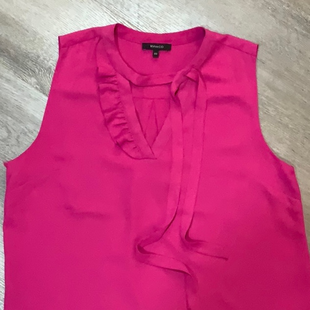 RW & Co Size Medium Ladies Fuschia Fully Lined Sleeveless Dress Shirt.